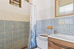 Phòng tắm tại Matambú Casita Charming & Rustic with Shared Pool