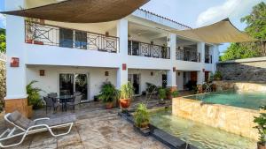 圣布拉斯Quinta Alberto Boutique Hotel的带游泳池和房子的别墅