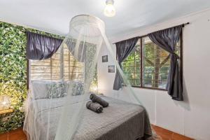 Tempat tidur dalam kamar di Matambú Ranchita Charming & Rustic with Shared Pool