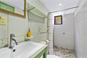 Kamar mandi di Matambú Ranchita Charming & Rustic with Shared Pool