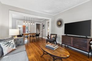 Et tv og/eller underholdning på Cozy, Modern Waldo Escape