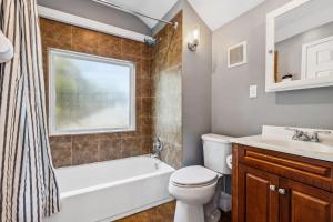 Et badeværelse på Cozy, Modern Waldo Escape + 20 billeder