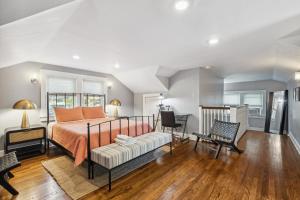 En eller flere senge i et værelse på Cozy, Modern Waldo Escape