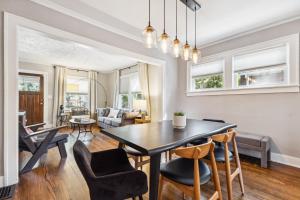 Et opholdsområde på Cozy, Modern Waldo Escape