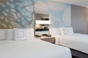 Postel nebo postele na pokoji v ubytování Courtyard by Marriott Toronto Vaughan