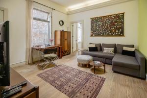 una sala de estar con un sofá y una mesa en Casa Chapulín-Mexican Eclectic Home in Roma Norte, en Ciudad de México