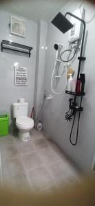 Ένα μπάνιο στο RD Homestay in Sablan