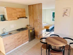 a kitchen and dining room with a table and chairs at Hotel Payara Puerto Gaitán in Puerto Gaitán