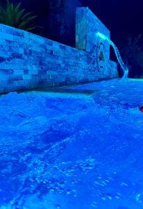 ハラバコアにあるVilla sugeの- 夜間のスイミングプール(水道ホース付)