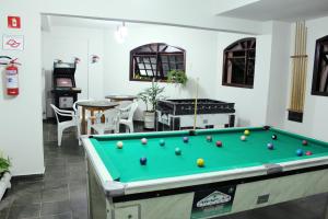 uma sala de bilhar com uma mesa de bilhar em Farol das Gaivotas Pousada e Residence em Caraguatatuba