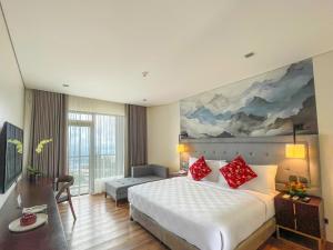 大雅台Summit Ridge Tagaytay - Newly Renovated的一间酒店房间，配有一张大床和一张书桌