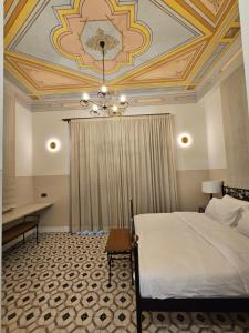 ハイファにあるCohen's Boutique Hotelの格天井とベッドと机のある寝室 +123枚の写真