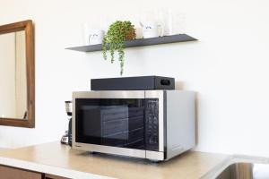 Kuchyň nebo kuchyňský kout v ubytování Rincon View Suites