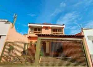 a house with a gate in front of it at Casa grande, ampla, com 4 quartos e estacionamento in Ribeirão Preto