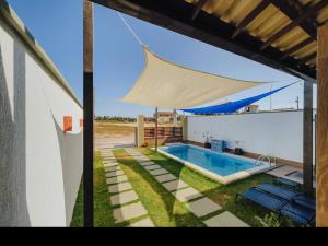 a view of a house with a swimming pool at Casinha Azul Taiba in Taíba