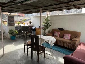 Posezení v ubytování Céntrico departamento a pasos del mercado central