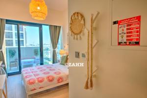 une chambre avec un petit lit et une fenêtre dans l'établissement Studio Haven, à Dubaï