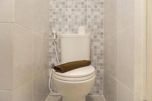 RawalembangCozy Living Studio (No Kitchen) Tokyo Riverside PIK 2 Apartment By Travelio的浴室设有卫生间,配有棕色毛巾