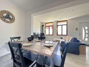 una sala da pranzo e un soggiorno con tavolo e sedie di Maison entre ville et plage avec cour jardin - FR-1-646-78 a Berck-sur-Mer Altre 3 foto