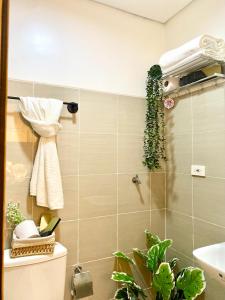 Un baño de MOA SHORE - Exxy SUITES 15 fotos más