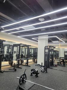 ein Fitnessstudio mit vielen Trainingsgeräten und Beleuchtung in der Unterkunft JD Tower Hotel in Seoul