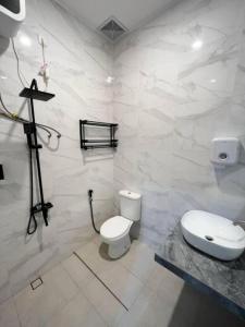 Ένα μπάνιο στο Sampai Villa Titik Temu +9 φωτογραφίες