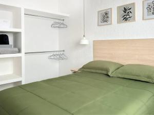 - une chambre avec un lit vert dans l'établissement Casa Décima - Recién Remodelada, à Hermosillo