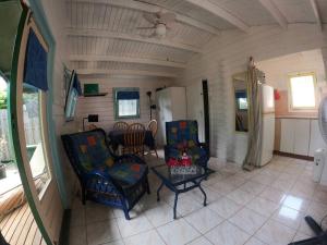 a living room with two chairs and a table at Island Relax Retreat in Willemstad