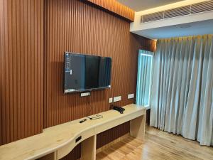 TV a/nebo společenská místnost v ubytování Hotel Geetha International
