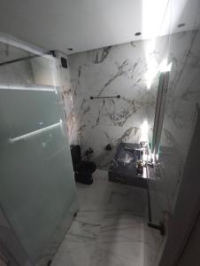 een badkamer met een wastafel en een marmeren muur bij Appartement DreamLand in Marrakesh