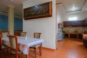 Η κουζίνα ή μικρή κουζίνα στο Aldeoz Villa Pagar Alam
