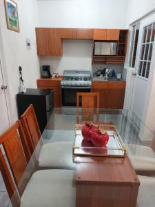 eine Küche mit einem Tisch mit zwei roten Schüsseln darauf in der Unterkunft Hermoso departamento con alberca in La Sabana