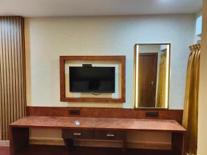 TV a/nebo společenská místnost v ubytování Hotel Geetha International