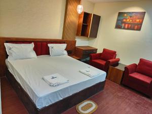 Postel nebo postele na pokoji v ubytování Hotel Geetha International