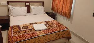 Postel nebo postele na pokoji v ubytování Hotel Geetha International