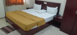 Postel nebo postele na pokoji v ubytování Hotel Geetha International