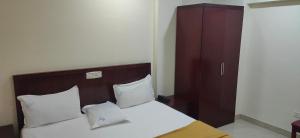 Postel nebo postele na pokoji v ubytování Hotel Geetha International