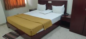 Postel nebo postele na pokoji v ubytování Hotel Geetha International