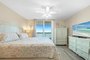 Voodi või voodid majutusasutuse Compass Point Condos toas