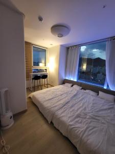 um quarto com uma cama e uma janela com uma secretária em Perfect for you, easy to get from Line 1 and 4 em Gunpo
