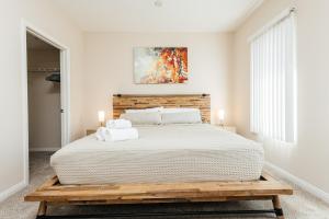 Giường trong phòng chung tại Luxury One Bedroom minutes from The Grove