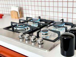 a stove top with four burners on a kitchen counter at Casa 2 Recámaras con acceso controlado in Hermosillo
