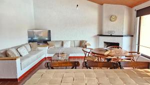 una sala de estar con un sofá y una mesa en Villa 25 La Rinconada Tequisquiapan, en Tequisquiapan