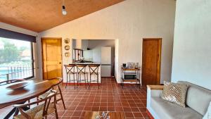 una sala de estar con un sofá y una mesa en Villa 25 La Rinconada Tequisquiapan, en Tequisquiapan