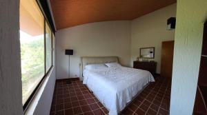 Un dormitorio con una cama blanca y una ventana. en Villa 25 La Rinconada Tequisquiapan, en Tequisquiapan 37 fotos más