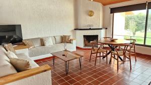 una sala de estar con un sofá y una mesa en Villa 25 La Rinconada Tequisquiapan, en Tequisquiapan