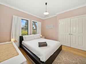 a bedroom with a bed and a window at Scenic Cottage in Katoomba