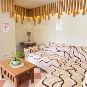 Ένα ή περισσότερα κρεβάτια σε δωμάτιο στο Vintage-Style Home in Burnham Baguio