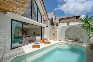 een afbeelding van een zwembad in een villa bij 7Seas Bingin in Uluwatu