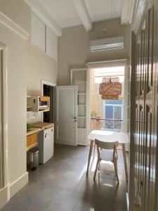 Kuchyň nebo kuchyňský kout v ubytování Palatial Flat inside Bright Duplex Penthouse